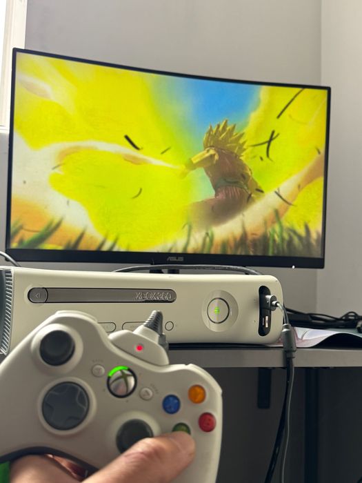 Xbox 360 modat cu o maneta