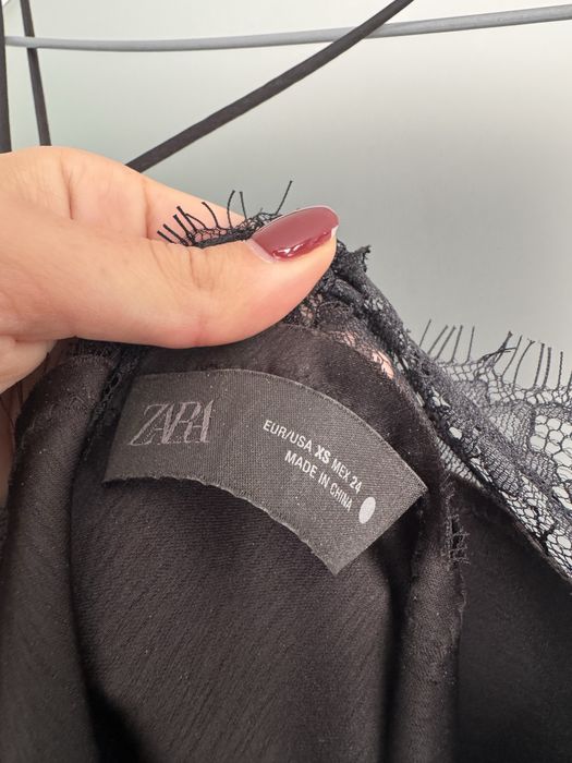 Zara сатенена рокля в черно