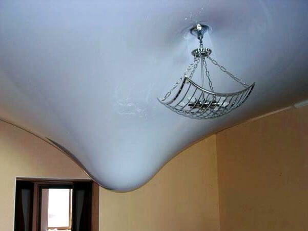 Ремонт натяжного потолка слив воды недорого