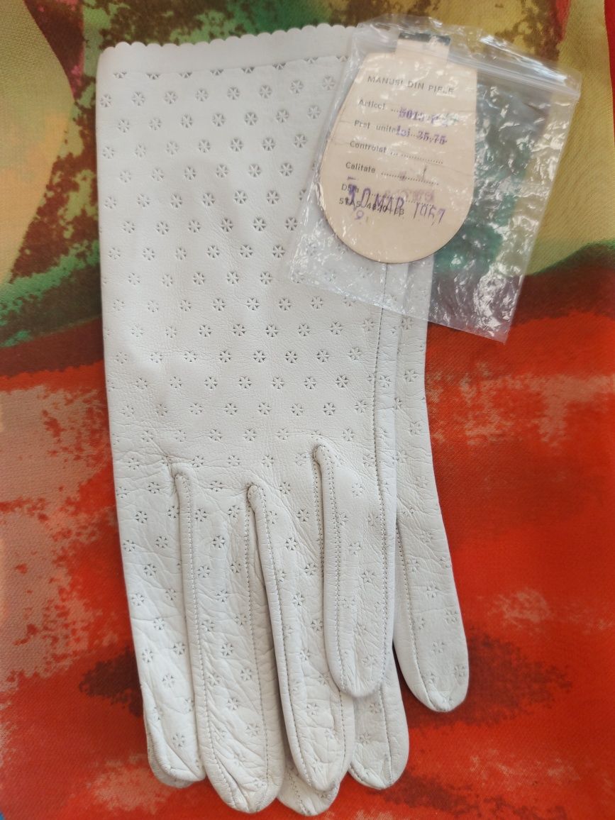 Manusi vintage perioada comunista
