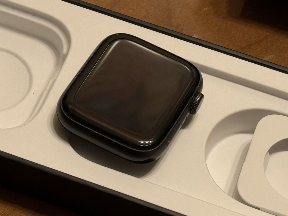 Apple Watch SE Nike 44mm Space Grey - перфектен