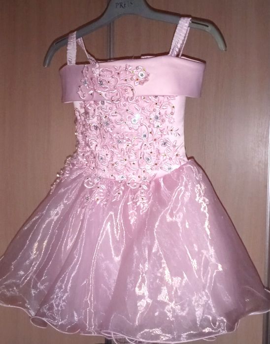 Нарядное платье на девочку 5-6 лет