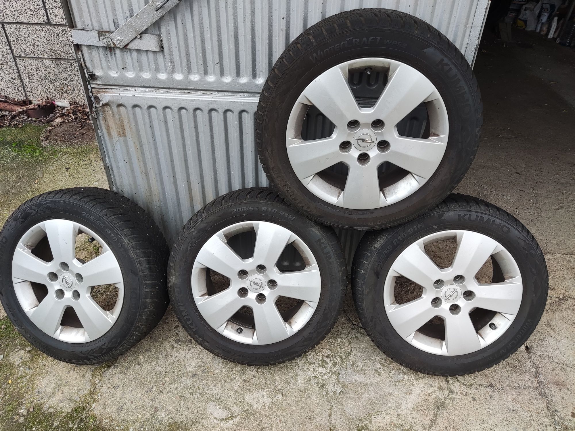 Зимни гуми 205 55 16 с алуминиеви джанти 5х110 R16" за Опел