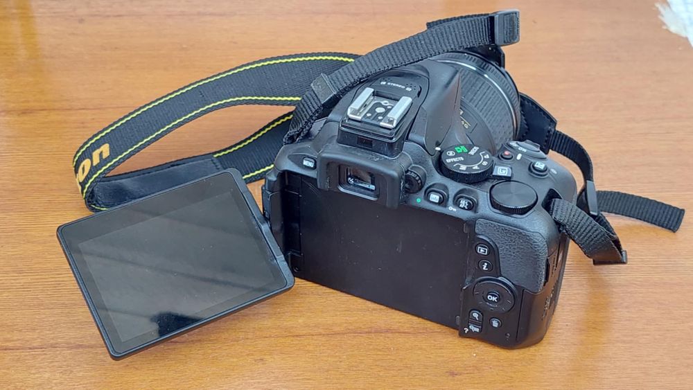 Фотоапарат Nikon D5600 с китов обектив, батерия и карта памет
