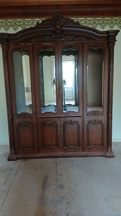 Kelishtrib beramiz ja urinib ketmagan xolati yaxshi saqlangan mebel