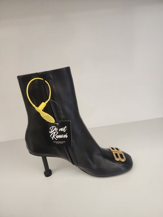 Vind Cizme noi Balenciaga