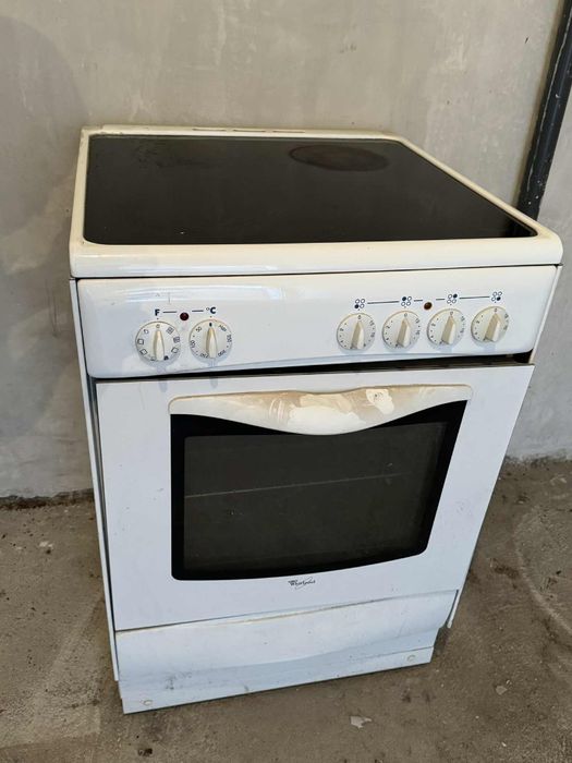 Готварска печка с керамични котлони Whirlpool