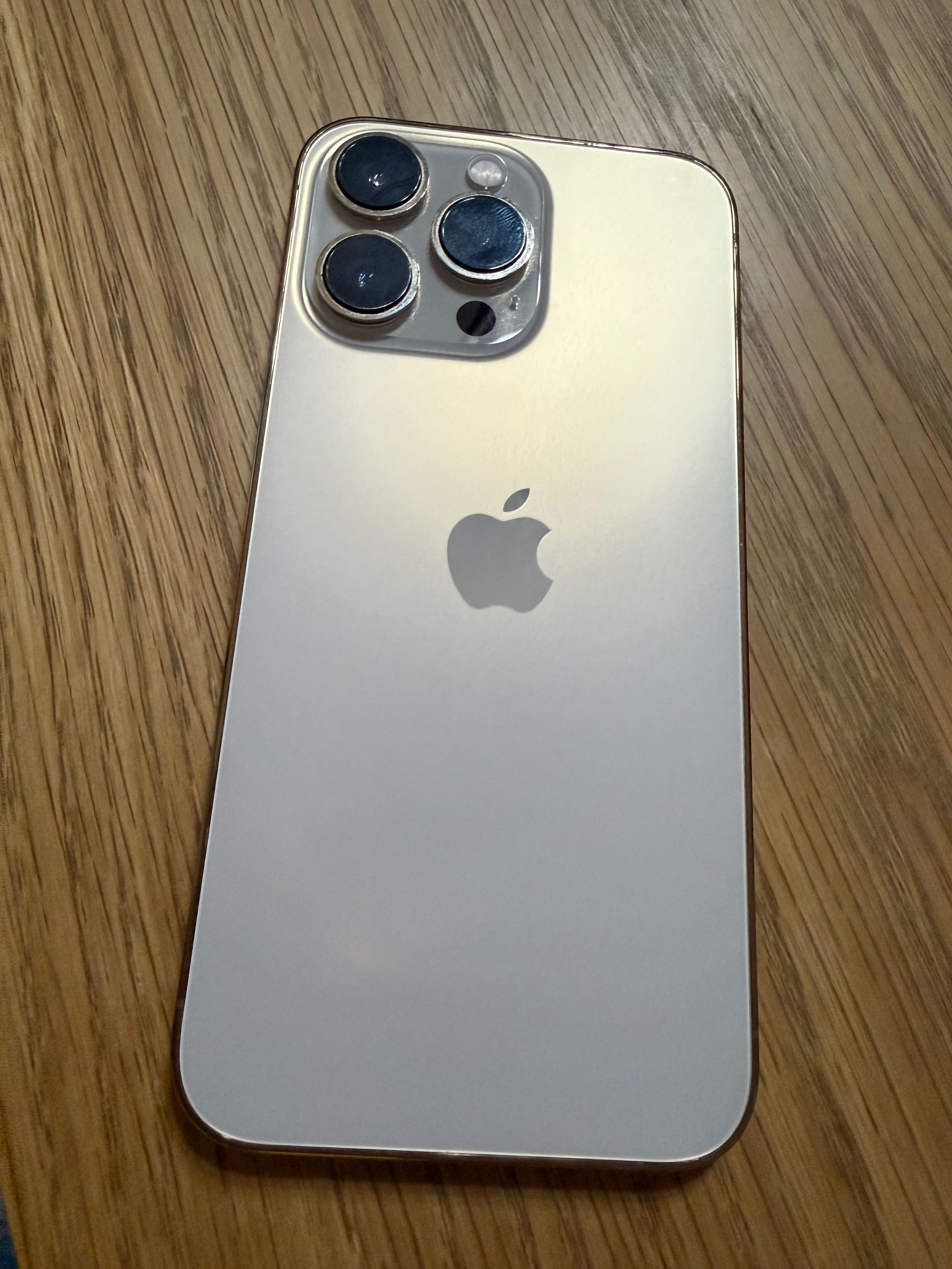 iPhone 13 Pro 256 GB с кабел и кейсове