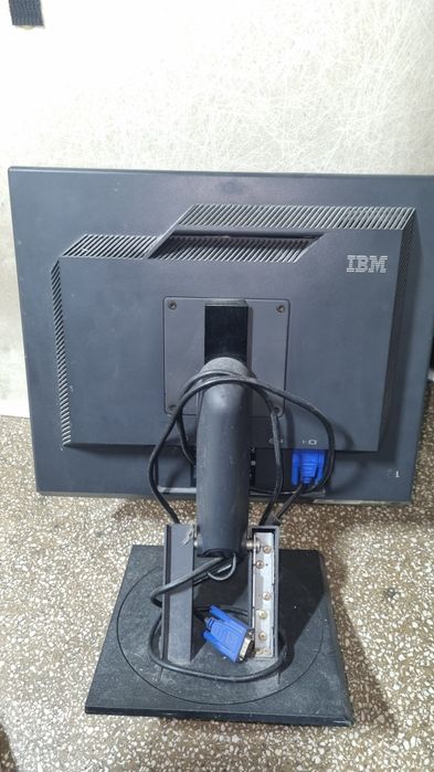 Monitor IBM ThinkVision 19" mufa VGA functional cu prindere VESA