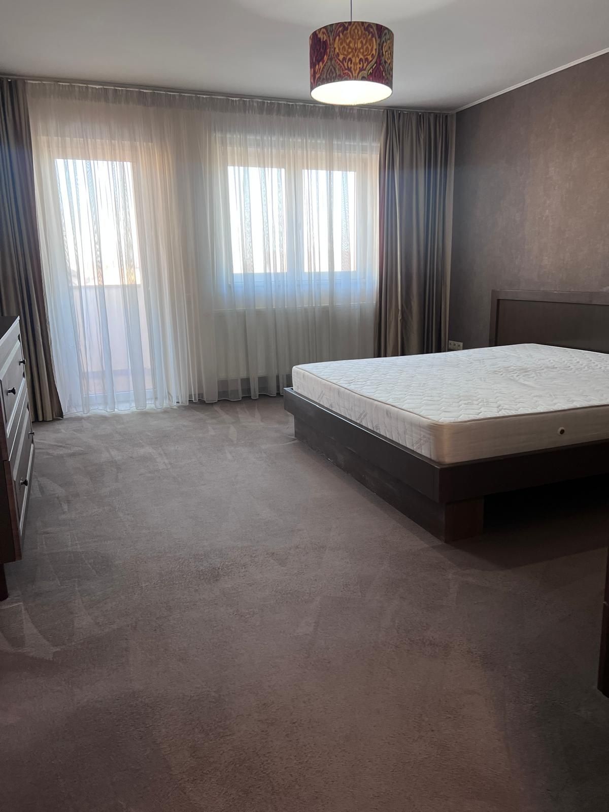 Apartament 3 camere decomandat et.2, curte privata