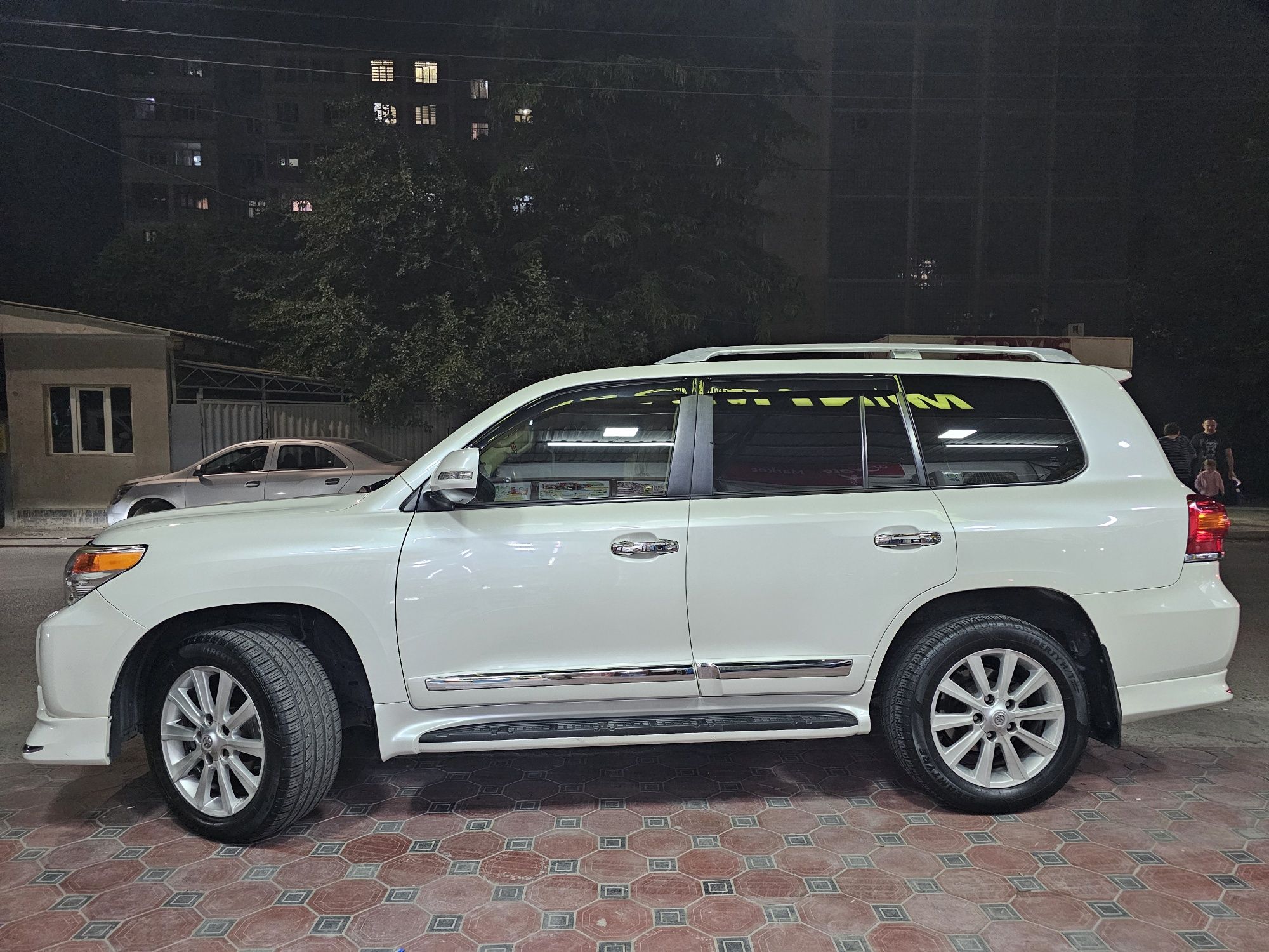Toyota Land Cruiser 200 модель японка