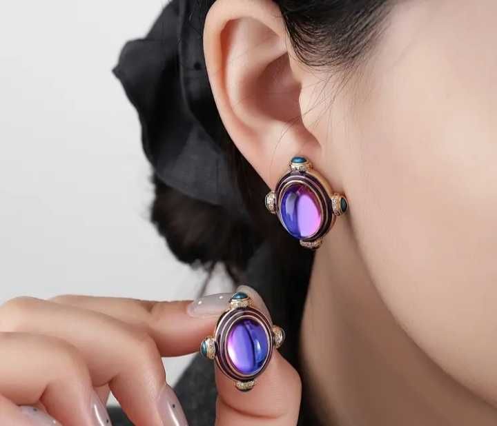 Дамски обеци в ретро стил. Елегантни. Нови.