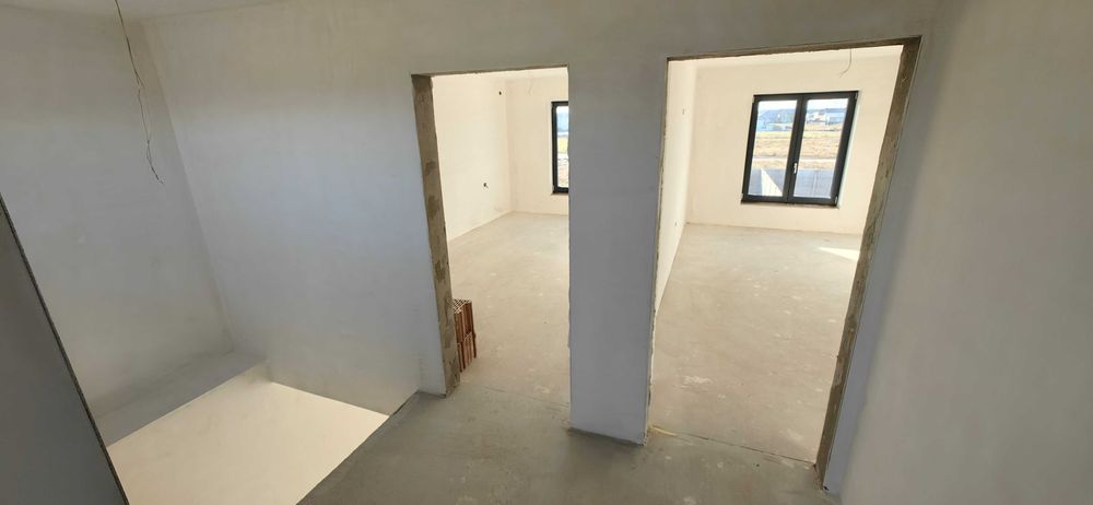 Vand casa tip duplex in Via Carmina