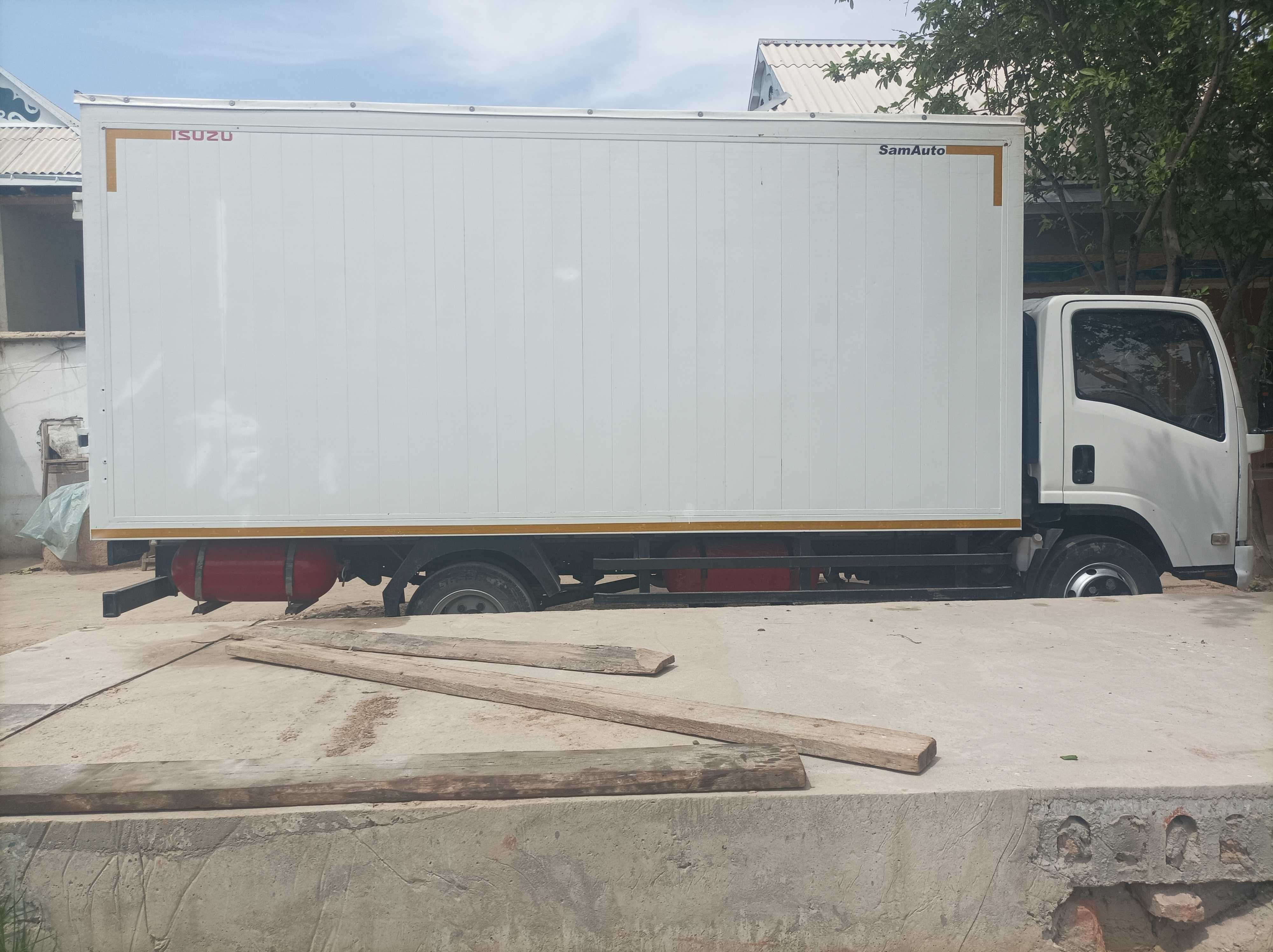 ISUZU 2009 srochno sotiladi