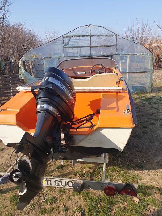 Vand barcă cu motor