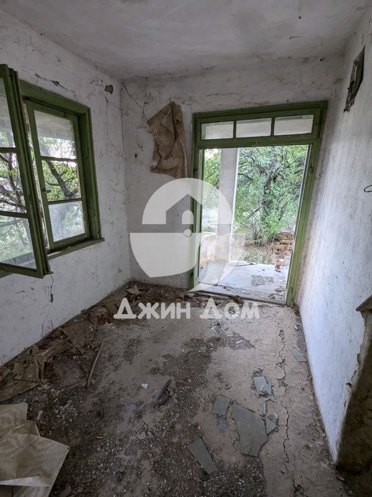 Къща с просторен двор в с. Добриново