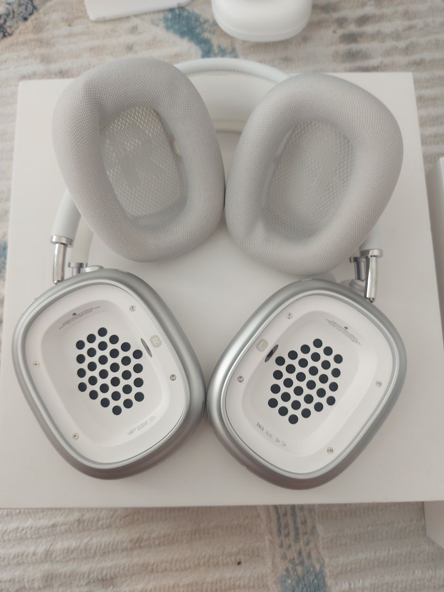 AirPods Max with Smart Case