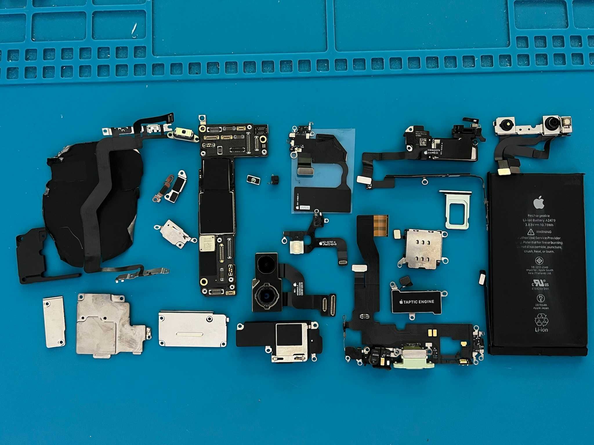 iPhone 12 на части