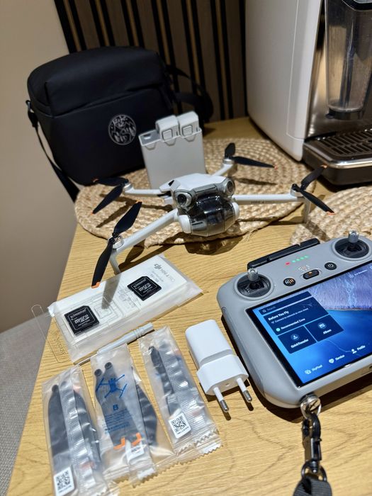 Drona DJI MINI 4 pro Fly More Combo noua , casco 8/2026