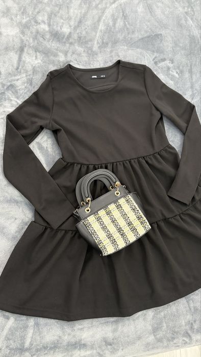 Дамска черна бейсик рокля разкроена