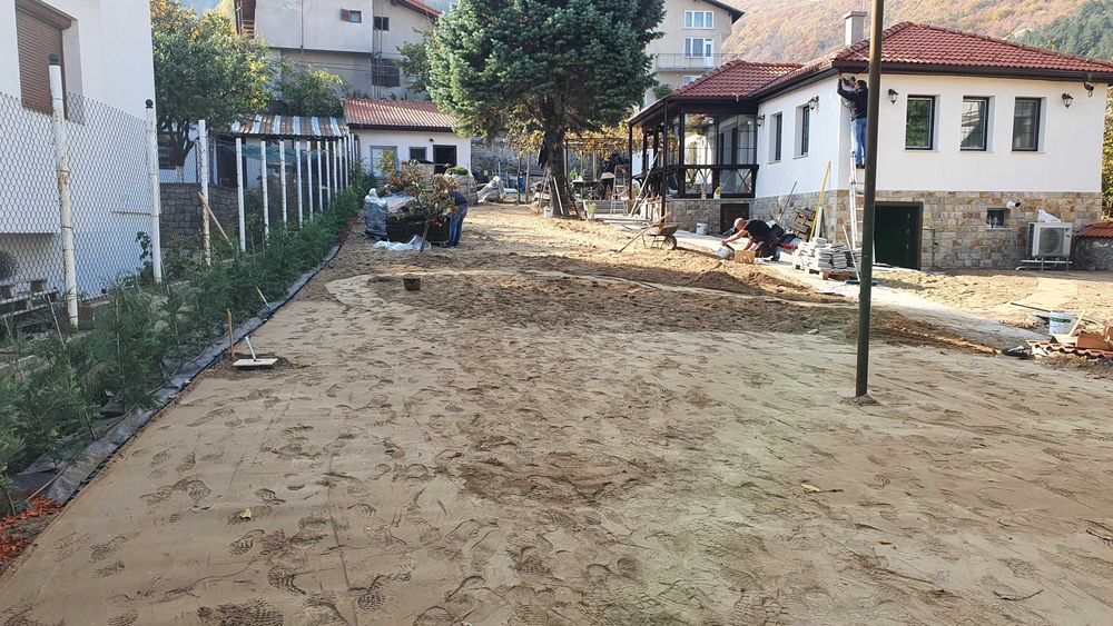 Услуги с мини багер и челен товарач Bobcat.. Самосвал .