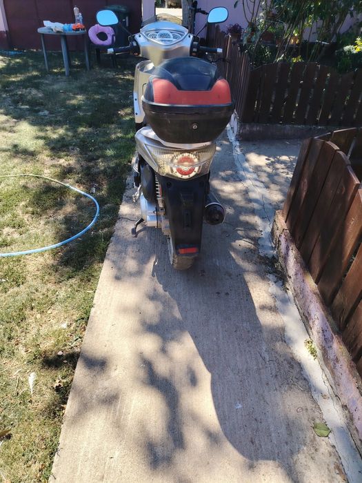 De vânzare Scuter Kymco 125 este in stare buna Da nu are acte