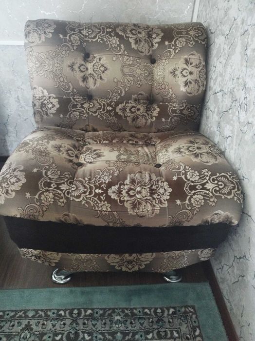 Продам диван с 2 креслами.