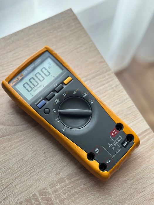 Компактен мултицет за индустриална поддръжка