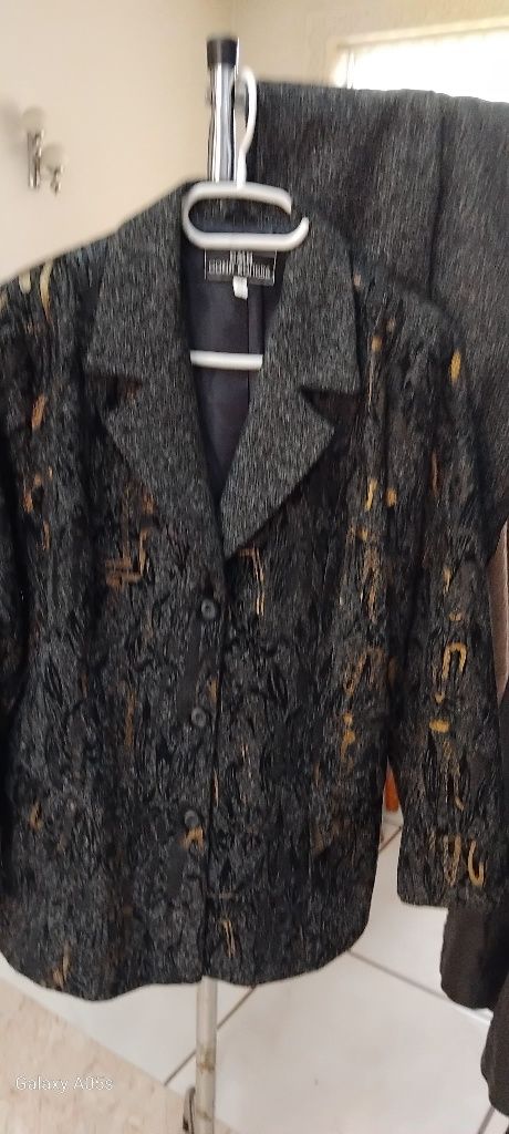 Vând costum dama stofa