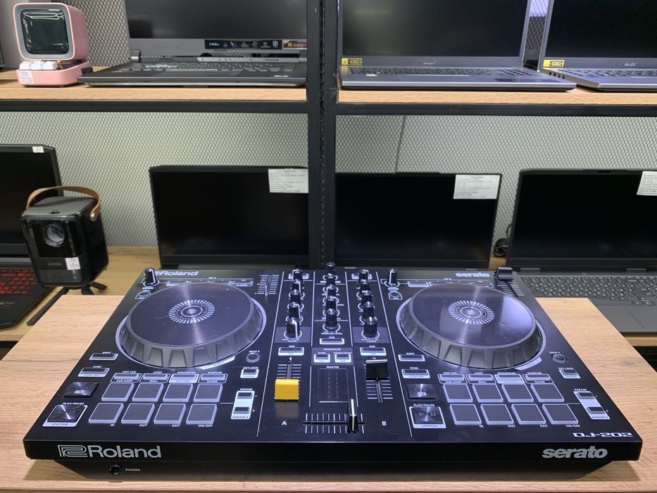 DJ контроллер Roland DJ-202, 48 кГц, черный, 10954/А10