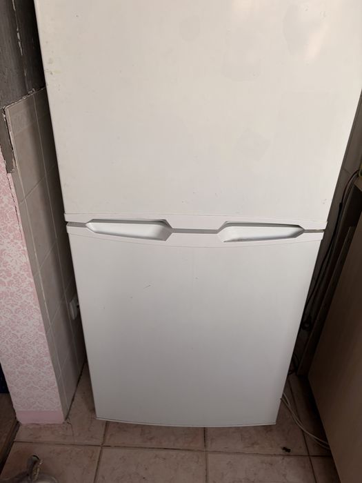 Холодильник с нижней морозильной камерой