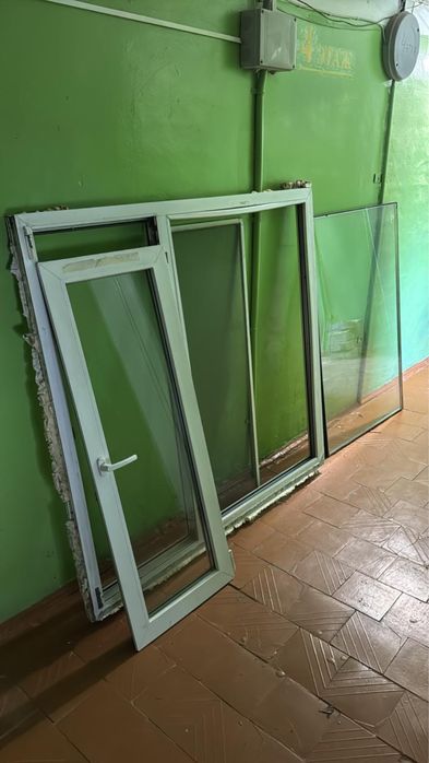 Продам окно Б/У с москитной сеткой