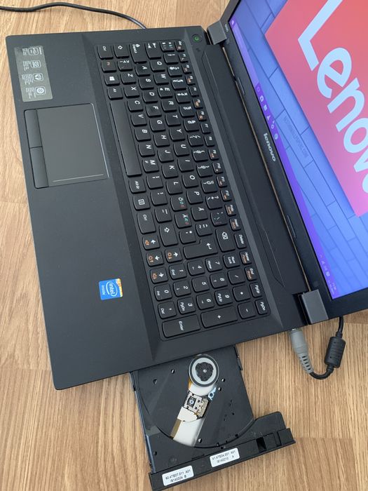 Laptop Lenovo Display 15,6 led,500gb mem,4gb ram cu incarcator.