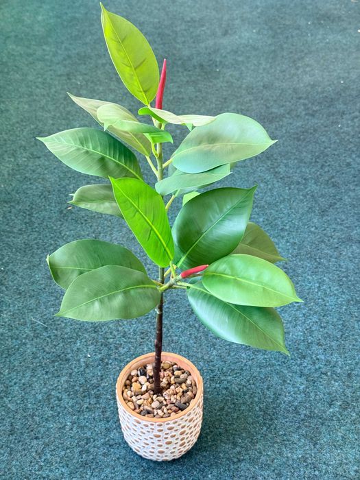 Flori artificiale în ghivece