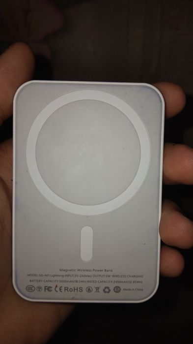 Продаю павэрбанк айфоновский полностью целый