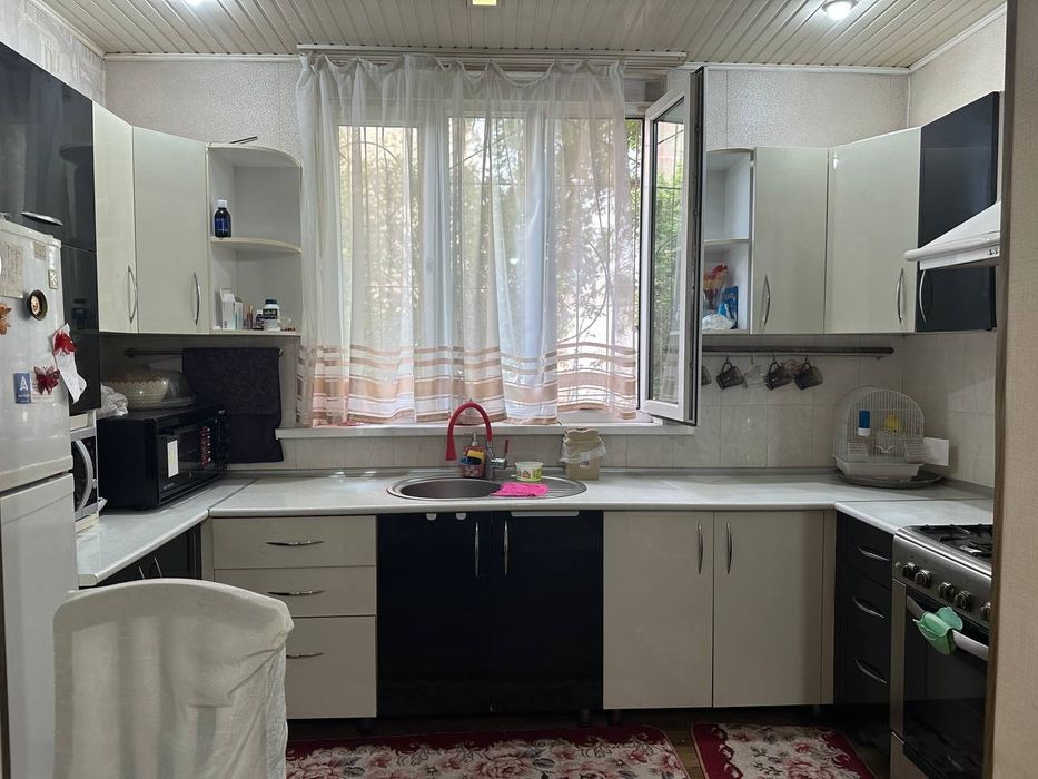 4 xonali kvartira sotiladi