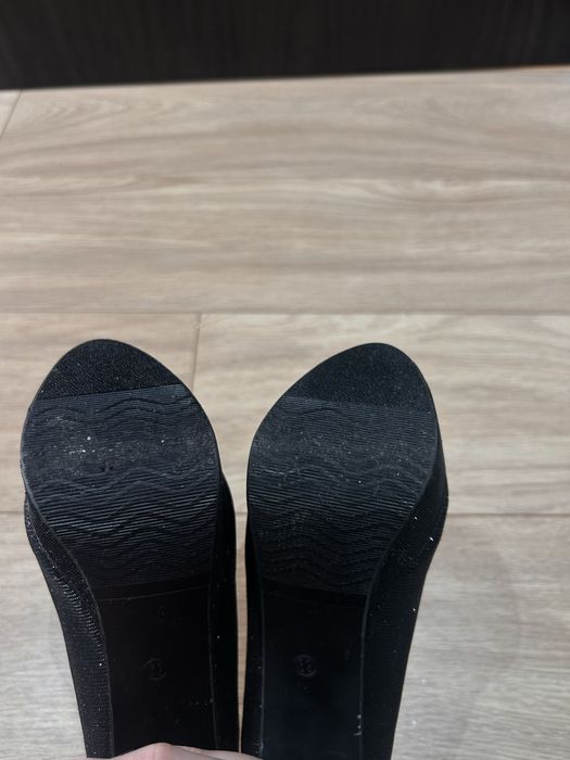 Високи черни токчета