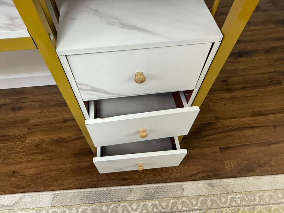 Маникюрный стол продается