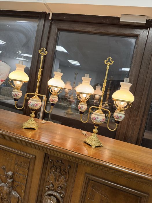 Doua lampi deosebite din bronz si portelan pictat cu abajur din sticla