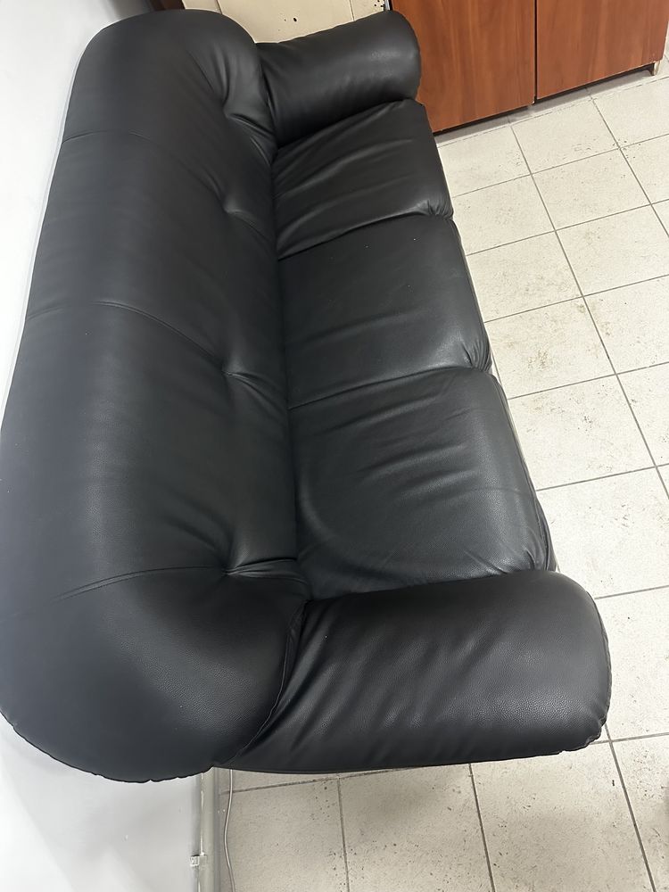 Продам кожаный диван