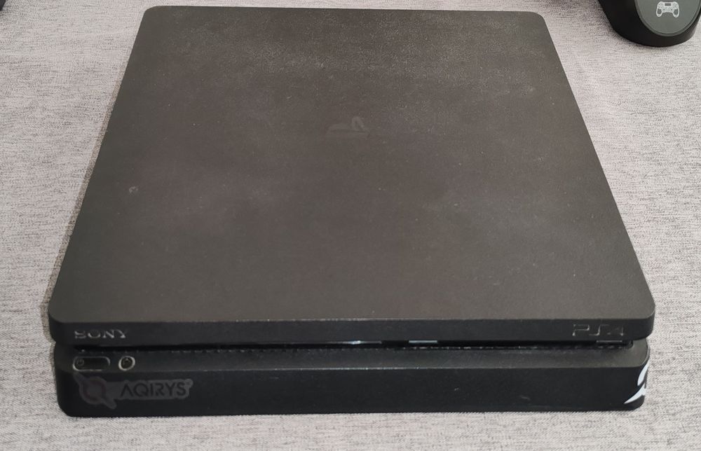 Sony PlayStation 4 Slim – SSD 1TB + 2 controllere + Dock încărcare