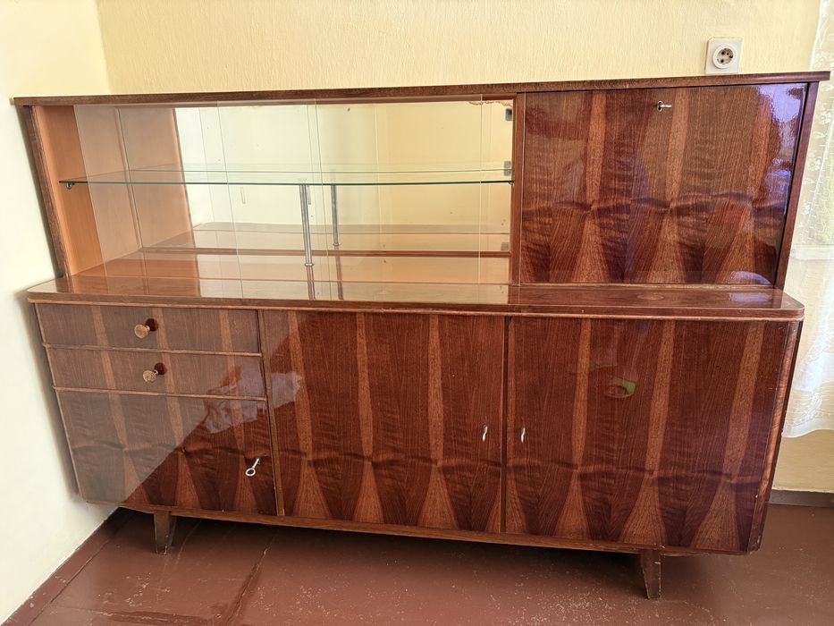 Секция от масив с витрина – ретро стил