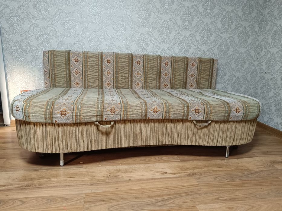 Диван.           .