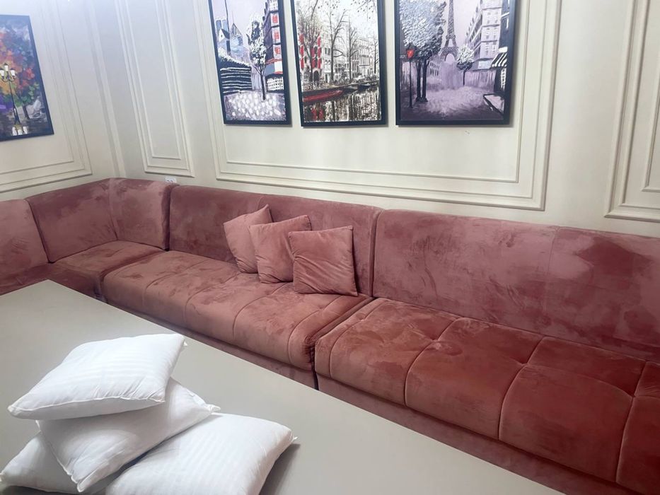 Продаётся диван, в комплекте 4 пуфика + партеры