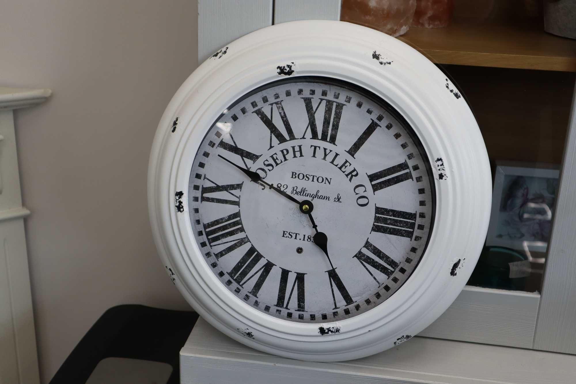 Бял ретро стенен часовник