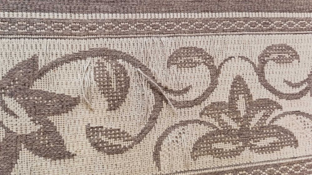 Продавам килим. Размер около 2.5-3.5 м.