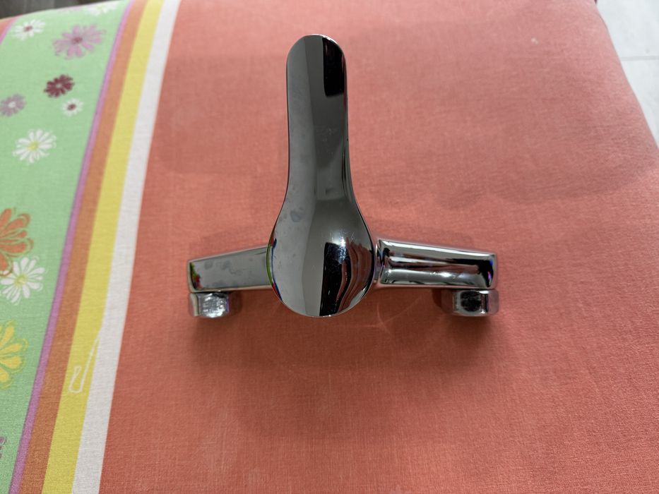 Продавам стенен кухненски смесител Camarque