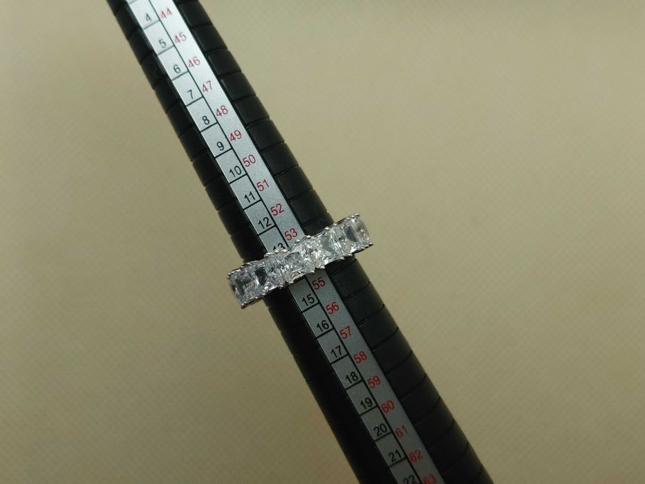 Inel din argint rodiat tip eternity cu cubic zirconii – nou