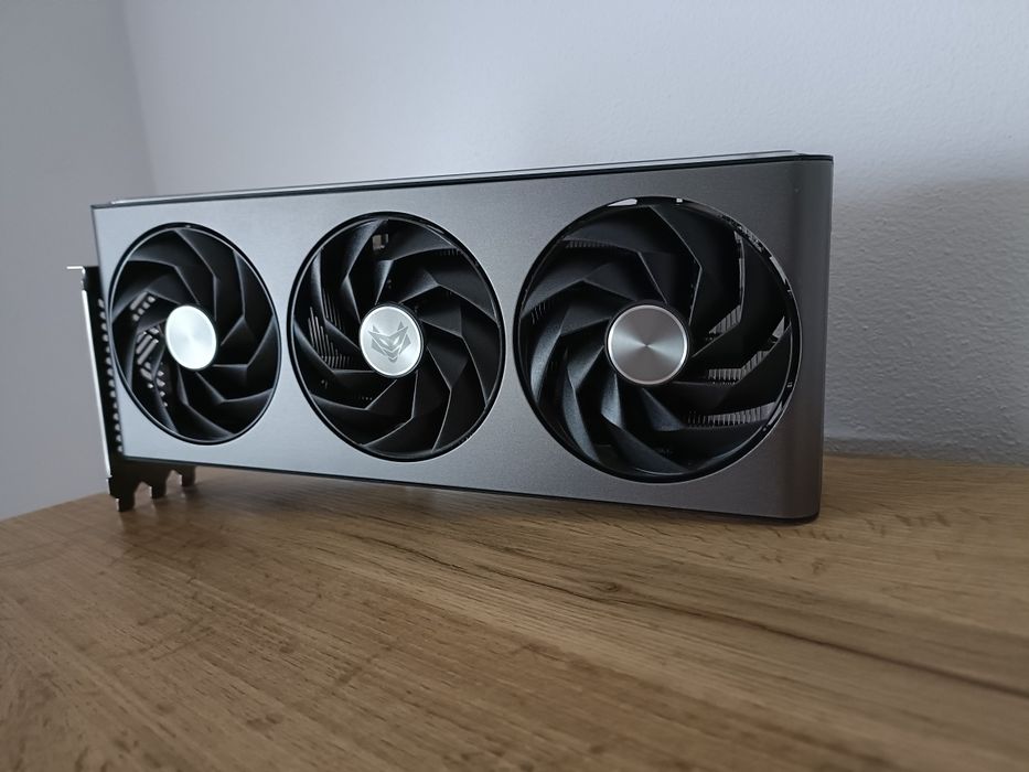 Placă video Sapphire Radeon RX 7700 XT Nitro 12GB GDDR6
Placă video S