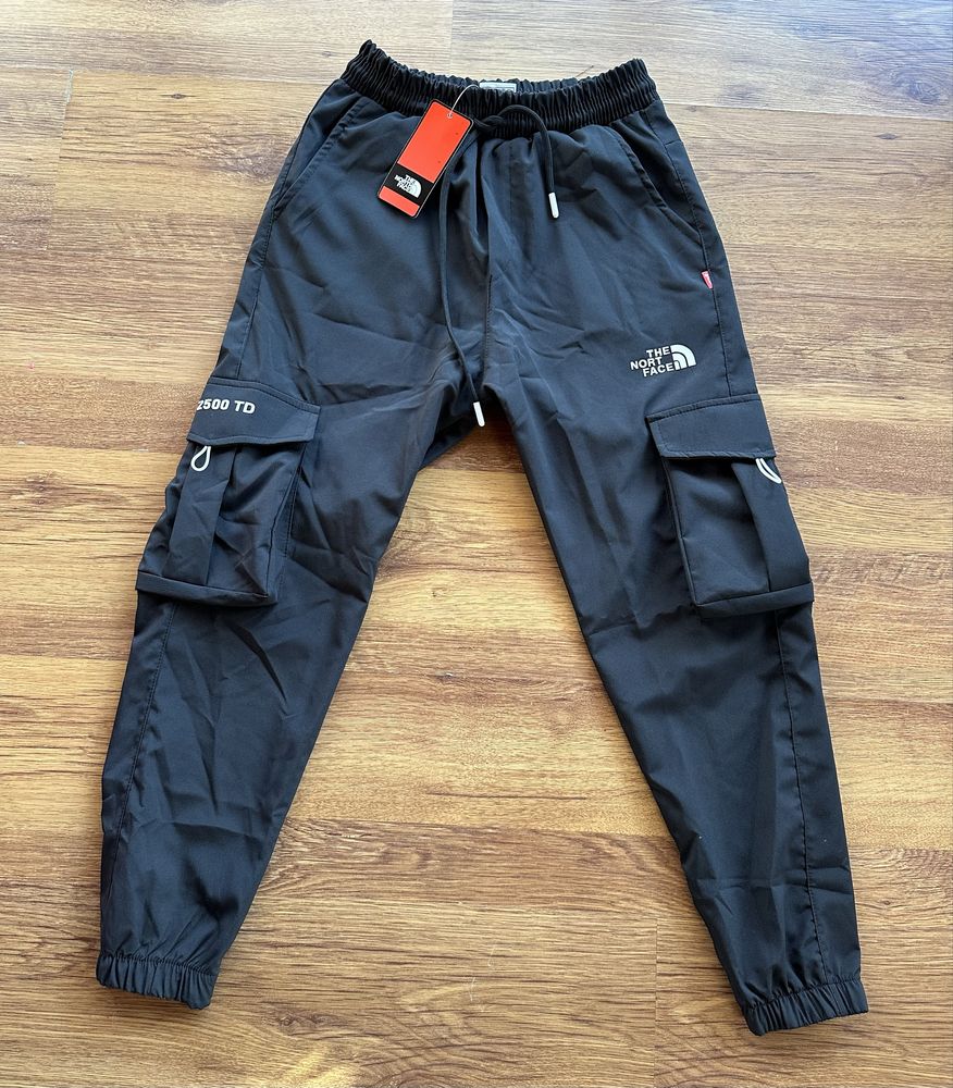 Мъжко,шушлеково,черно КАРГО долнище The North Face